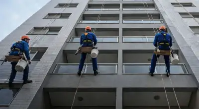 Equipe certificada NRs aplicando revestimento
